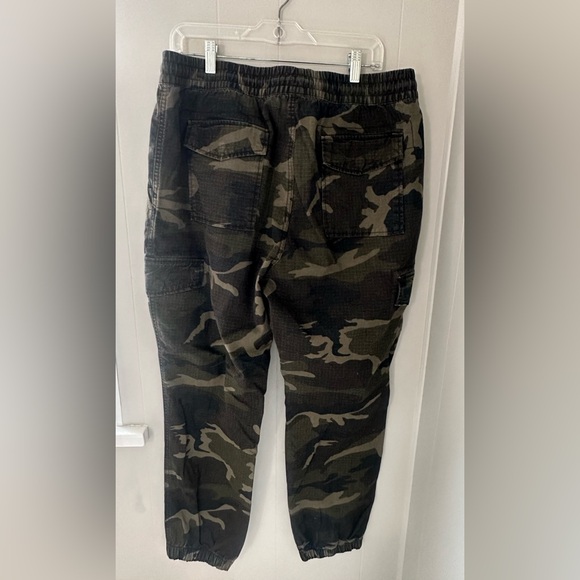Men’s Old Navy Camo Cargo Joggers - Picture 3 of 5